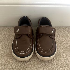 Toddler boy size 5 Nautica shoe.